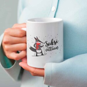 valkoinen muki tekstillä "suksi vittuun"