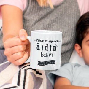 valkoinen muki jossa painatus "vitun väsyneelle äidille"