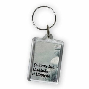 Avaimenperä painatuksella "Se tunne kun kiviäkään ei kiinnosta", avaimenperä töihin, paska, lahjaidea, ei kiinnosta