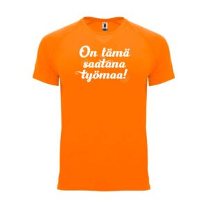 Oranssi t-paita tekstillä "On tämä saatana työmaa"