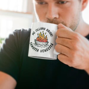 valkoinen muki jossa teksti "me ollaan kaikki samassa veneessä"