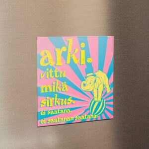 jääkaappimagneetti jossa teksti "arki, vittu mikä sirkus"