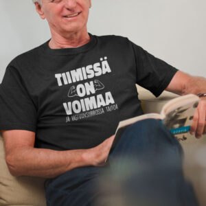musta paita tekstillä "Tiimissä on voimaa ja vastuunsiirrossa on taitoa"